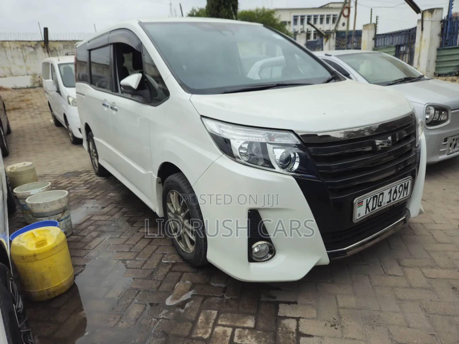 Toyota Noah 2018 White