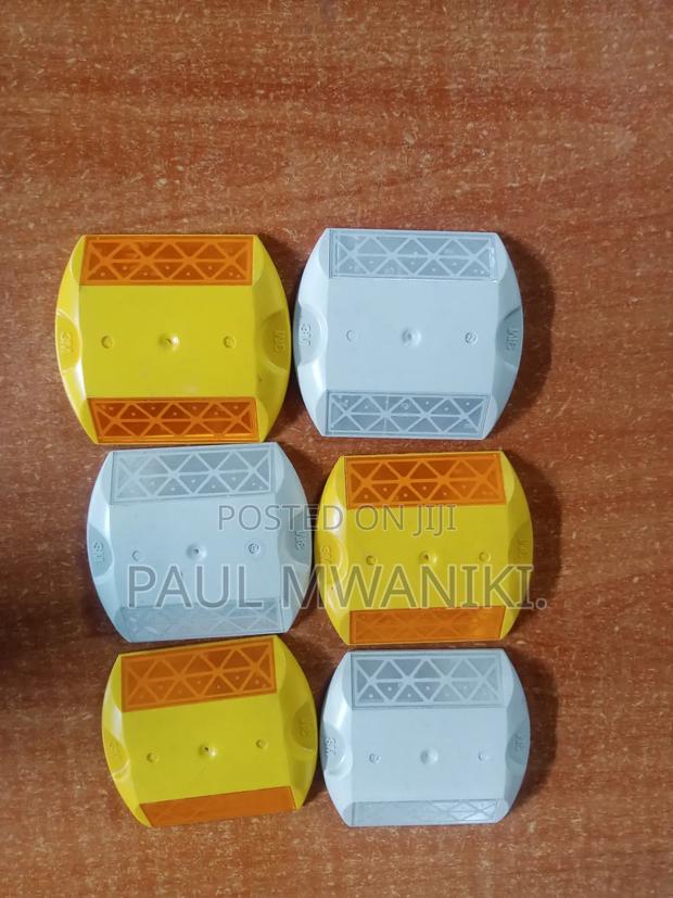 3M Reflector Plastic Road Stud Cat Eye - thumbnail 2