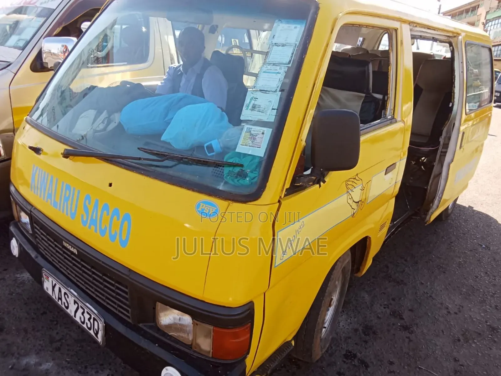 Nissan Caravan (Urvan) 1992 Yellow