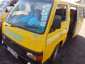 Nissan Caravan (Urvan) 1992 Yellow
