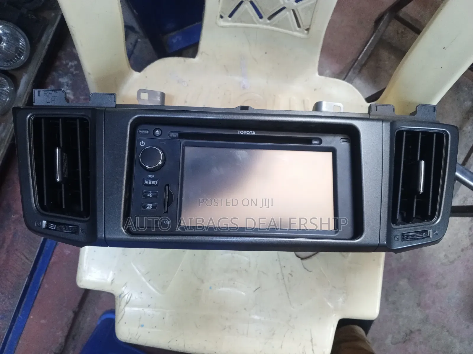 RAV4 Model 2015 Radio Full Compartment.