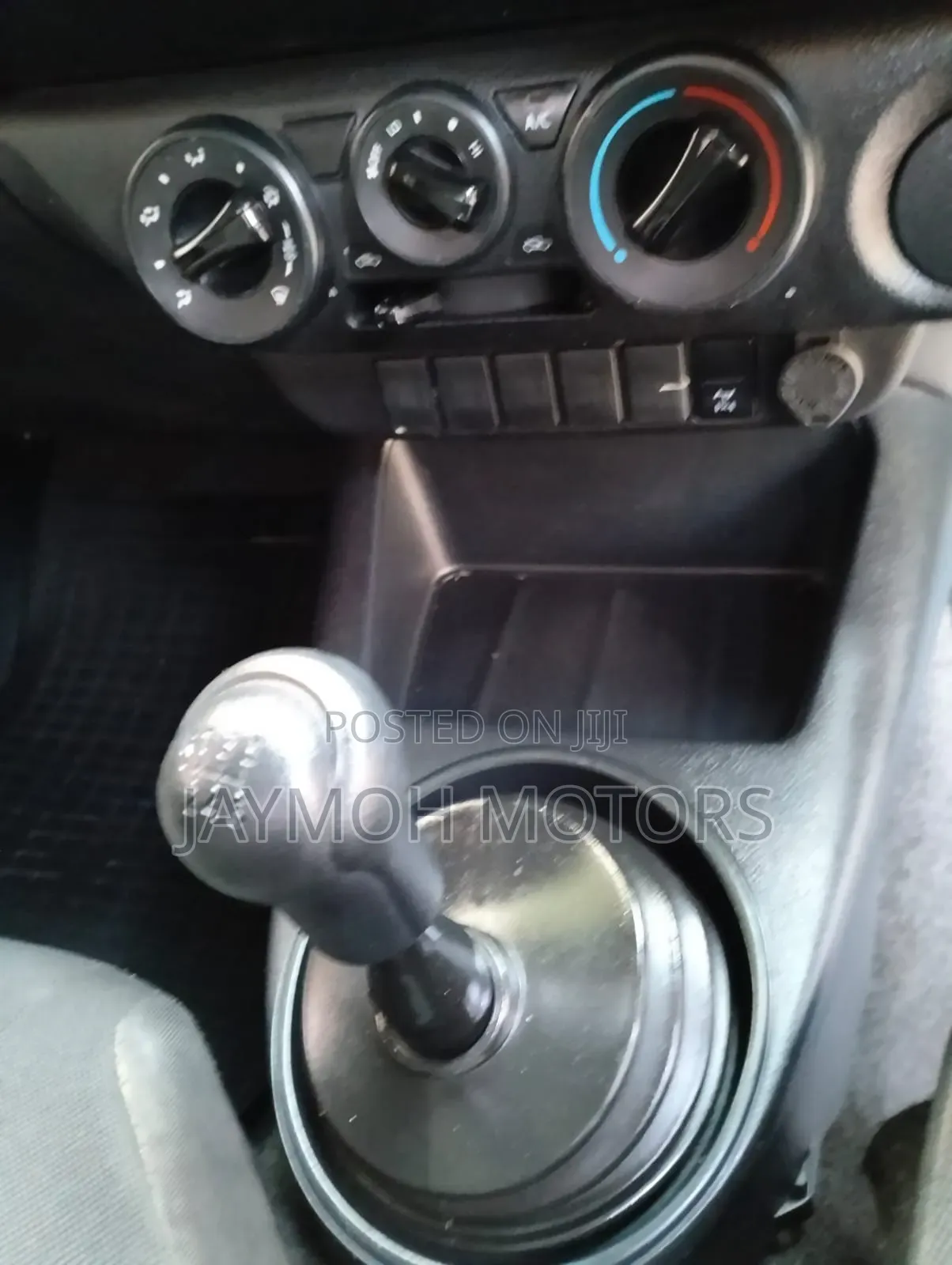 Toyota Hilux 2024 Brown