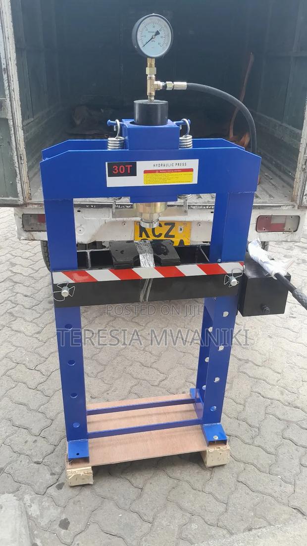 30 Ton  Press  Shop (Pneumatic)/Hydraulic Press