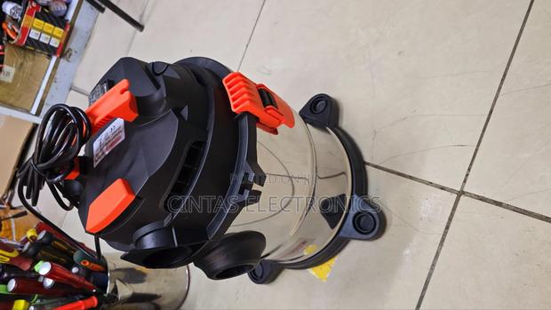 20l Vacuum Cleaner With Accessories - main view