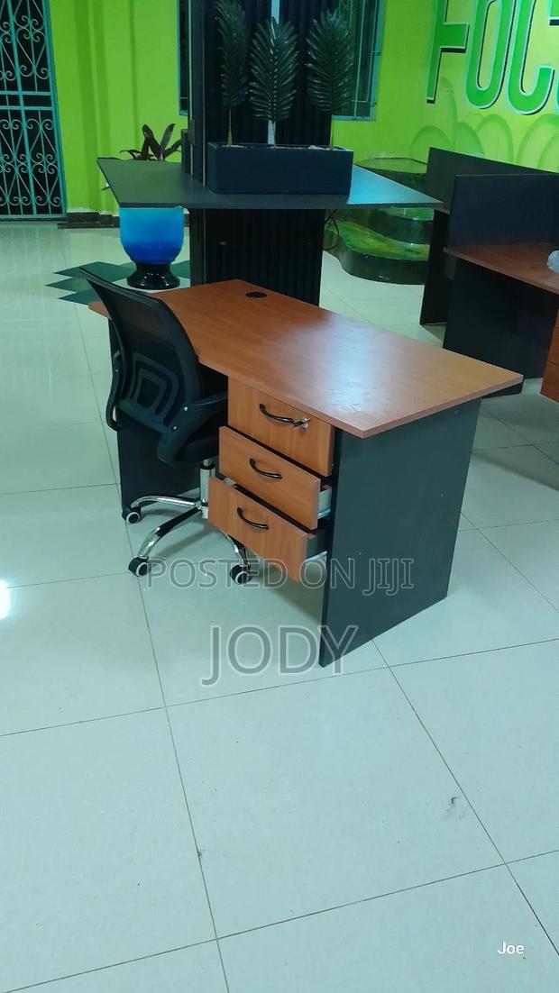 Classic Workhub Desk and Office Mesh Chair