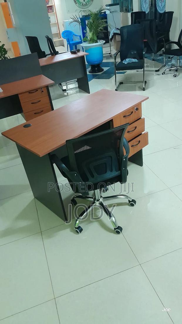 Metro Office Desk and Office Chairr - main view