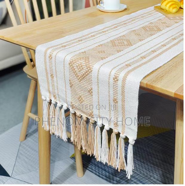 Beige Table Runners With Mats