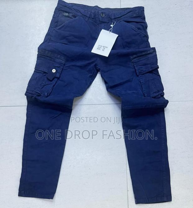 Cargos Ak7215