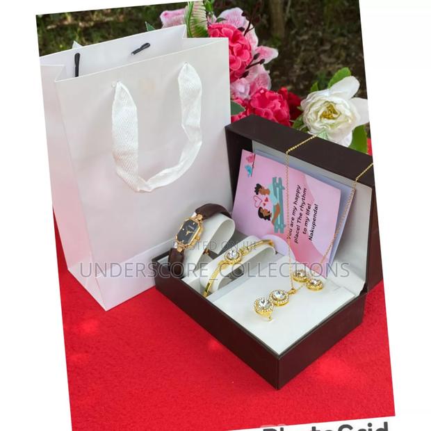 Black/Gold Gift Box With Cute Jewelry - thumbnail 2