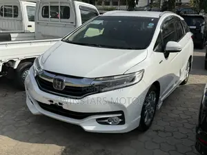 Honda Fit Shuttle 1.5 Hybrid 2WD 2018 Pearl