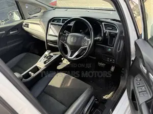 Honda Fit Shuttle 1.5 Hybrid 2WD 2018 Pearl