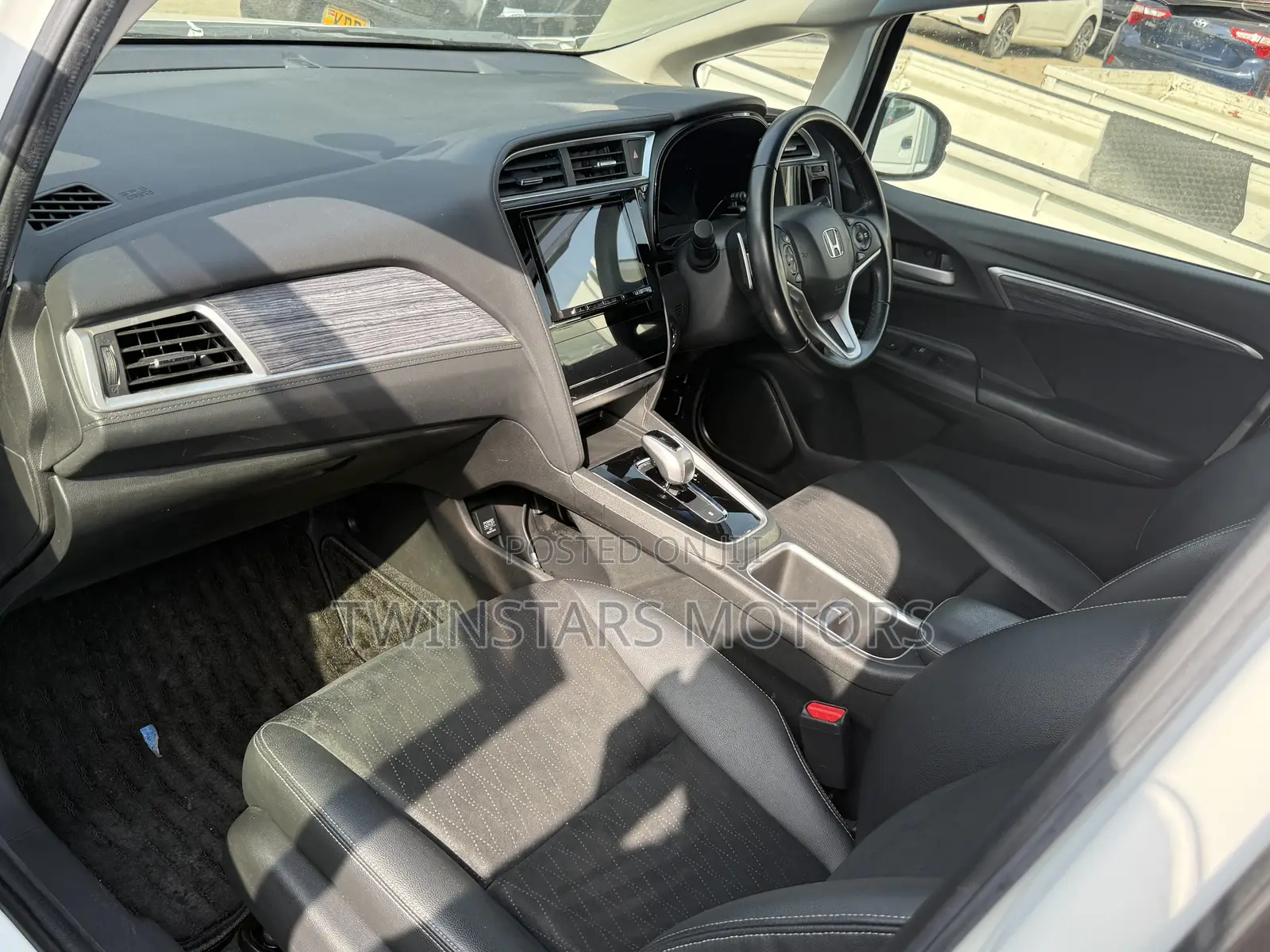 Honda Fit Shuttle 1.5 Hybrid 2WD 2018 Pearl