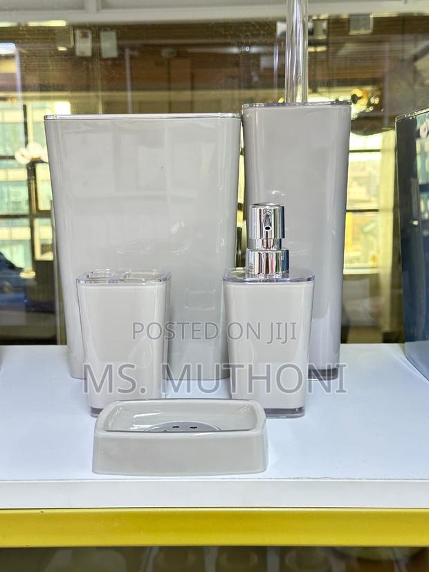 Modern Luxury Bathroom 5 Piece Accessory Set - thumbnail 2
