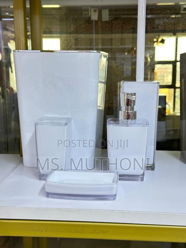 Modern Luxury Bathroom 5 Piece Accessory Set - thumbnail 3