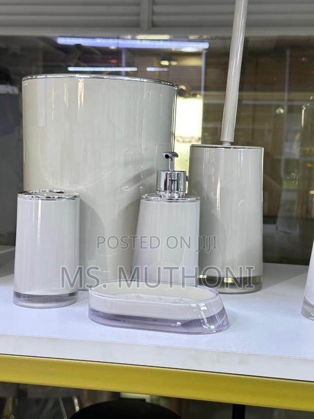 Modern Luxury Bathroom 5 Piece Accessory Set - thumbnail 4