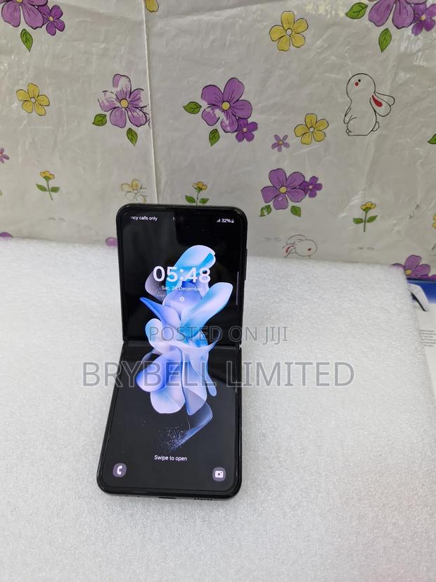 Samsung Galaxy Z Flip4 256 GB Black - main view