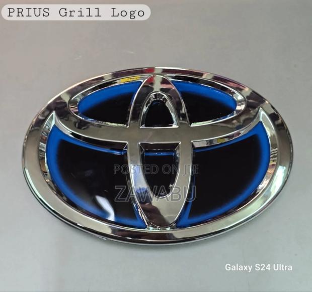 Totota Prius Grill Logo - main view