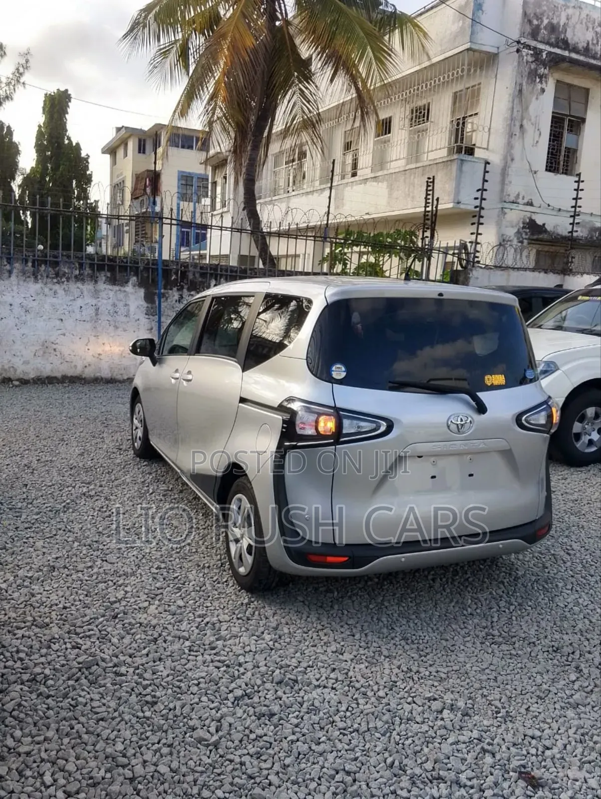Toyota Sienta 2019 Silver