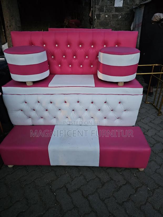 Magnificent Manicure Seats - thumbnail 3