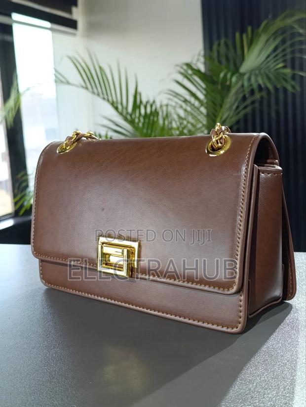 Liv Croc-Effect Grommet Chain-Handle Shoulder Bag - Noir - main view