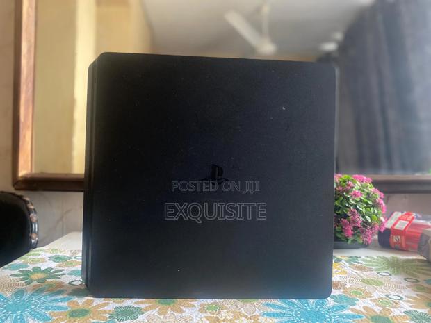 SONY Playstation 4 Slim. 2 Pads 2 Free Games