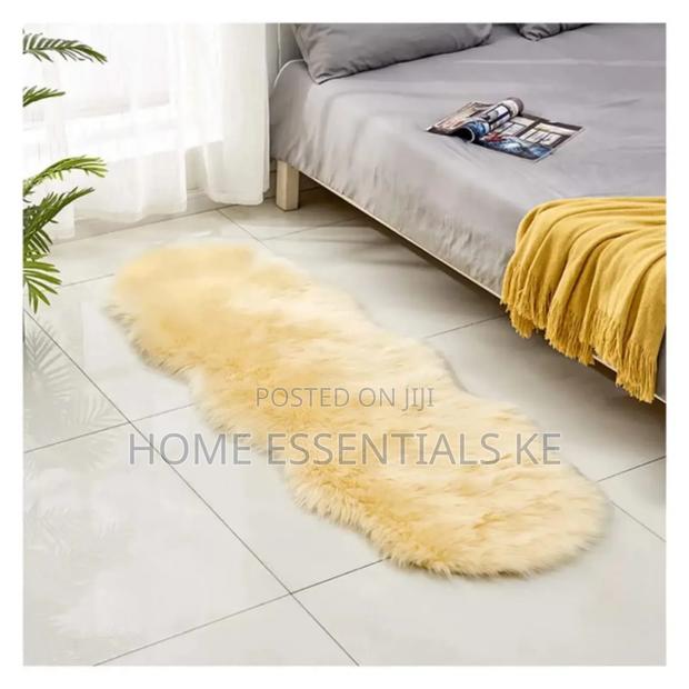 Faux Fur Decorative Mat
 60cm*180cm - thumbnail 3