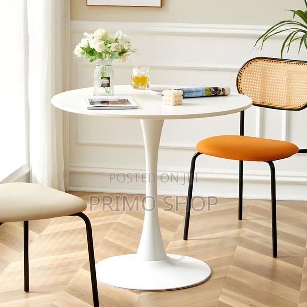 Dining Tables:Round Geometric Table for the Dining Room
