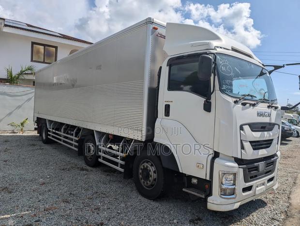 40ft Isuzu Lorry - thumbnail 2