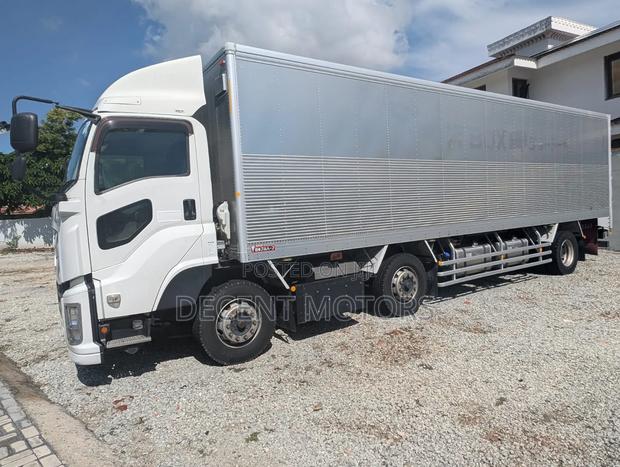 40ft Isuzu Lorry - thumbnail 4