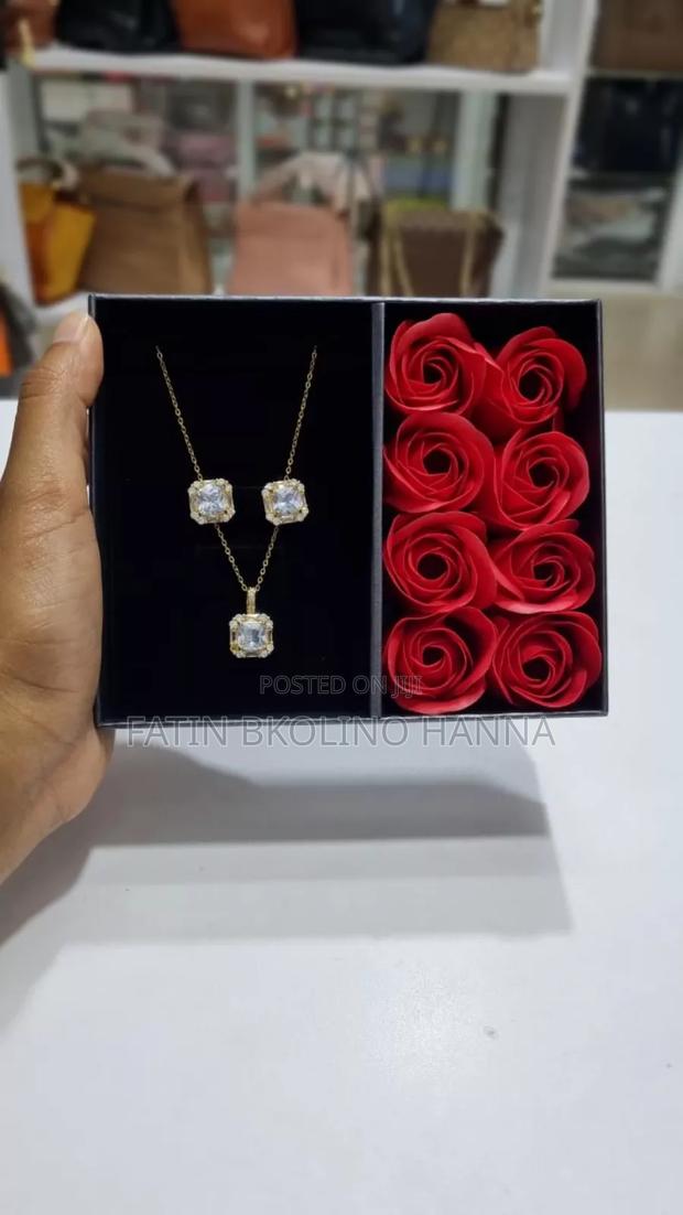 Necklace Set With Roses - main view