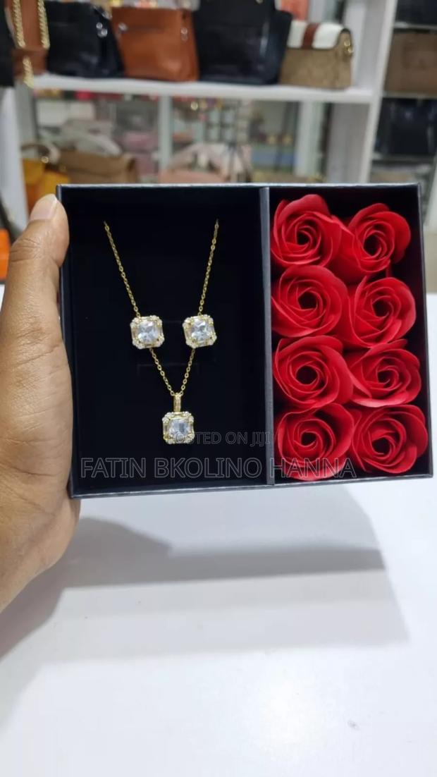 Necklace Set With Roses - thumbnail 2