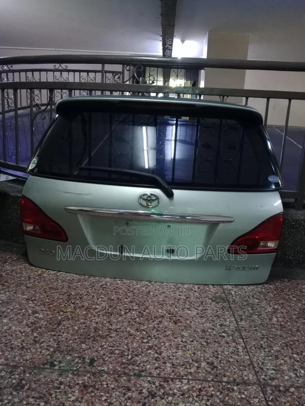 Toyota Ipsum Boot / Tailgate
