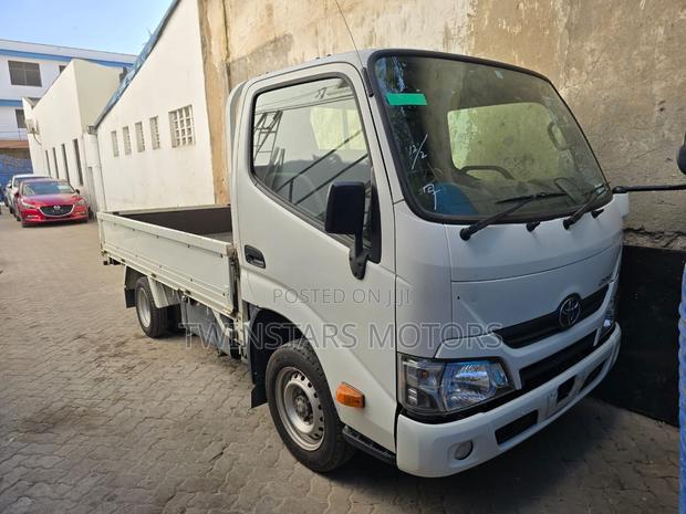 Toyota Dyna 3000cc - main view