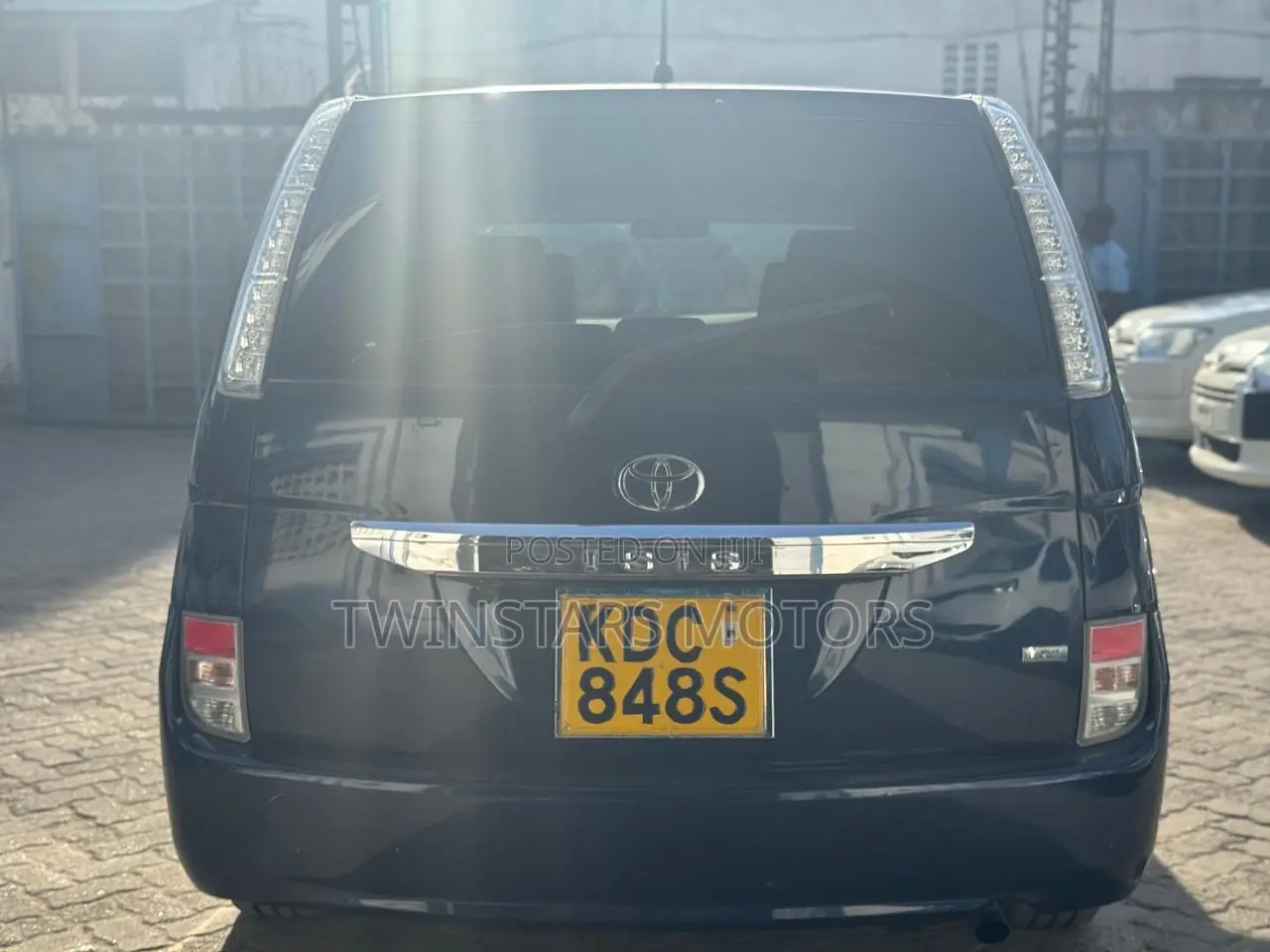 Toyota ISIS 2014 Blue