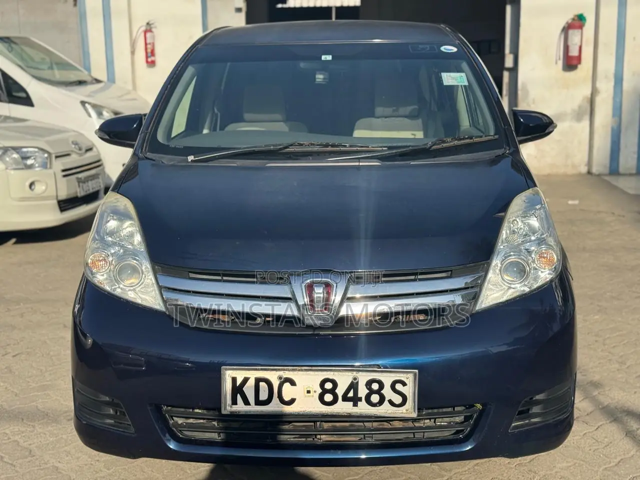 Toyota ISIS 2014 Blue
