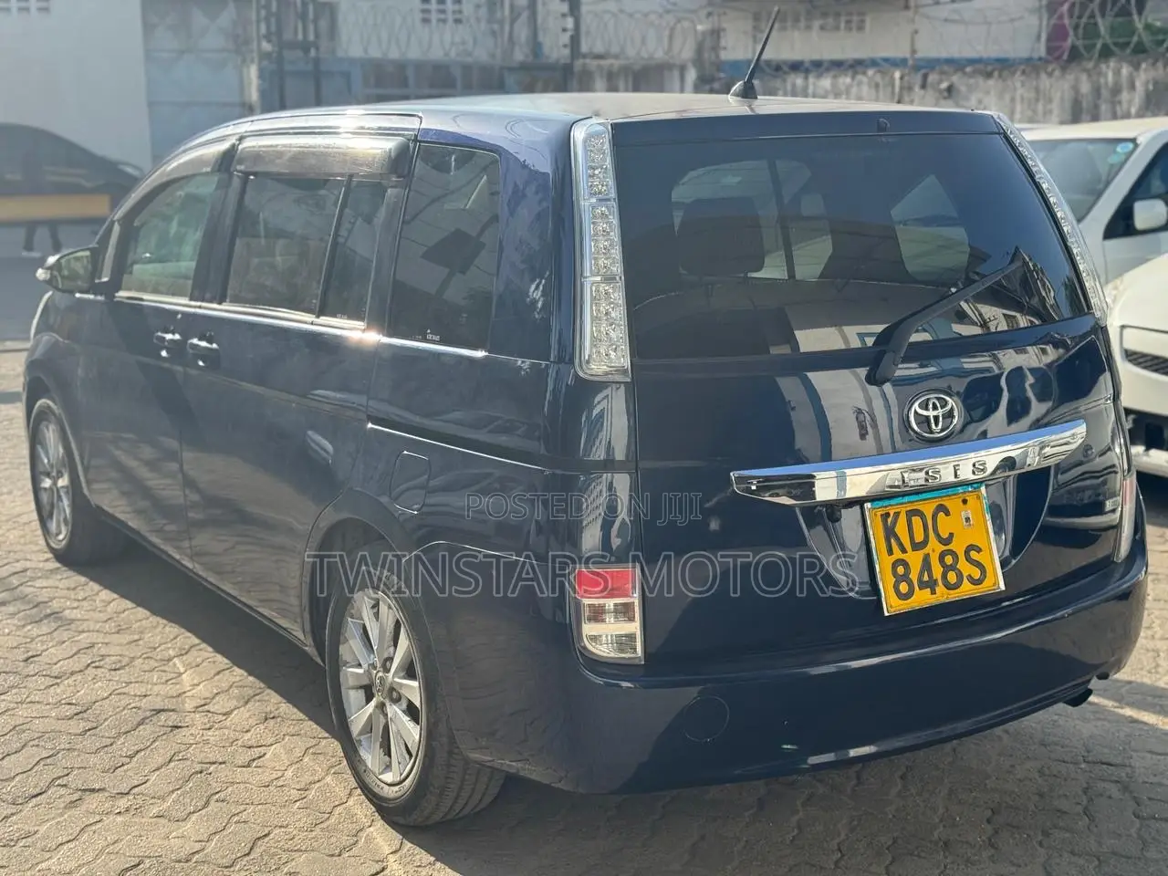 Toyota ISIS 2014 Blue
