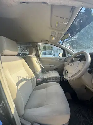 Toyota ISIS 2014 Blue