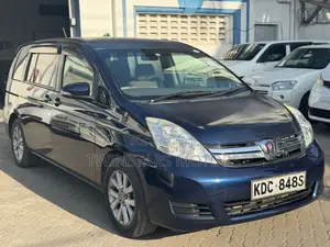 Toyota ISIS 2014 Blue