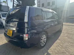 Toyota ISIS 2014 Blue
