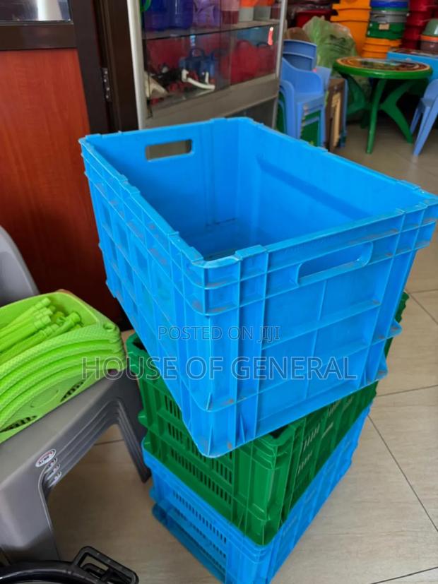 Closed Extra Large Plastic Crates Heavy Duty Crates - thumbnail 3