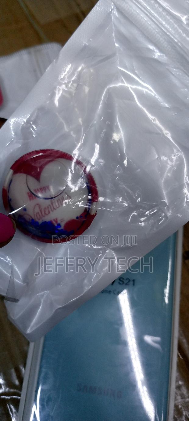 Popgrip : Swappable Top for Secure Phone Grip Stand - main view