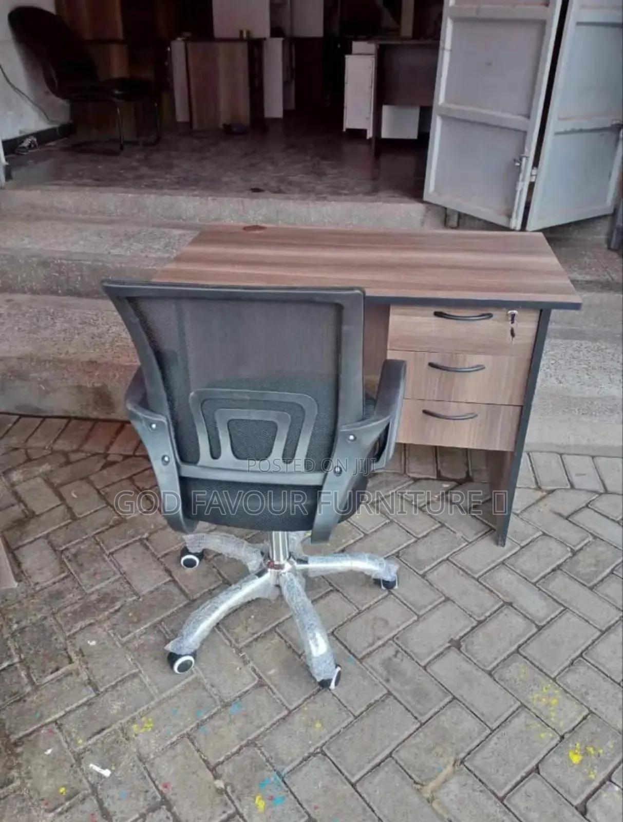 1 Meter Brown Office Table With Mesh Chair Tf4e