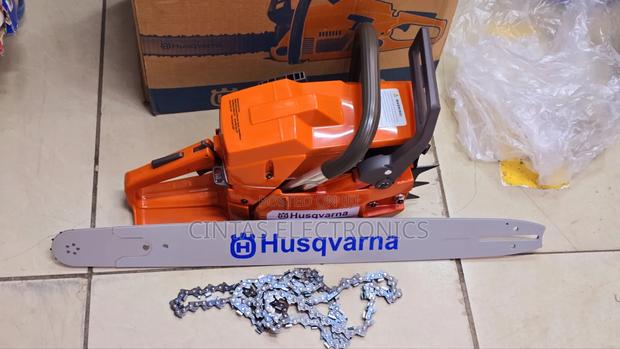 272xp Husqvarna Powersaw/Heavy Duty Chainsaw