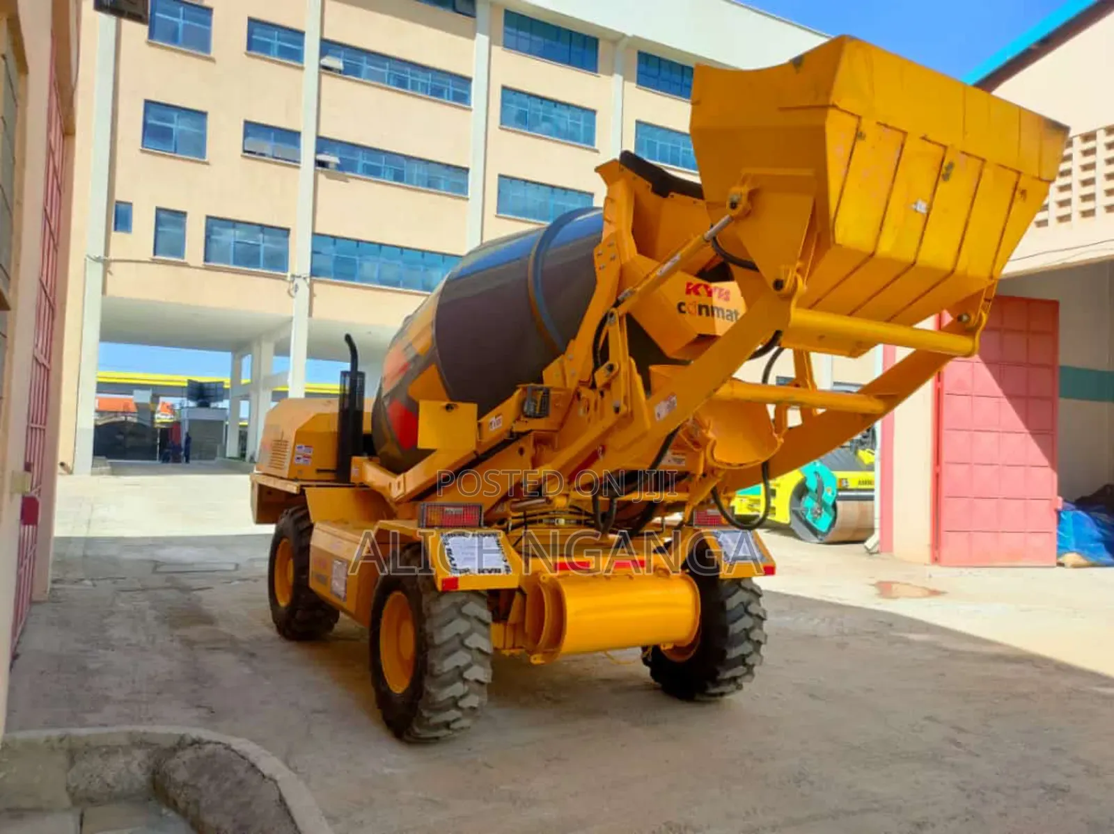 Self Loading Concrete Mixer , 600l Capacity