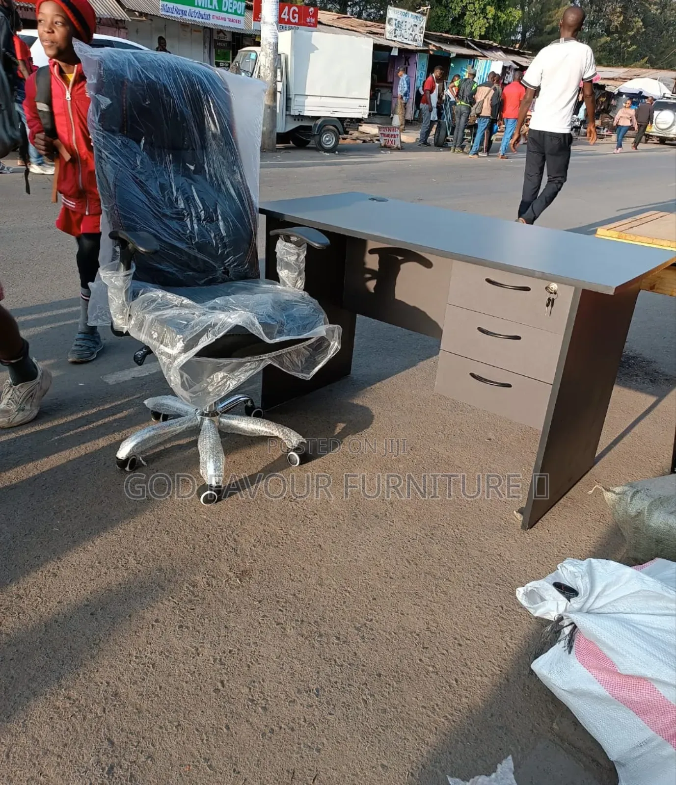 Elegant Black Leather Chair With 1 Meter Office Table Yg4q