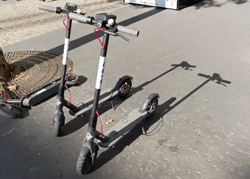 Sleek Electric Scooter – 40km Range, 3-4 Hour Charging Time