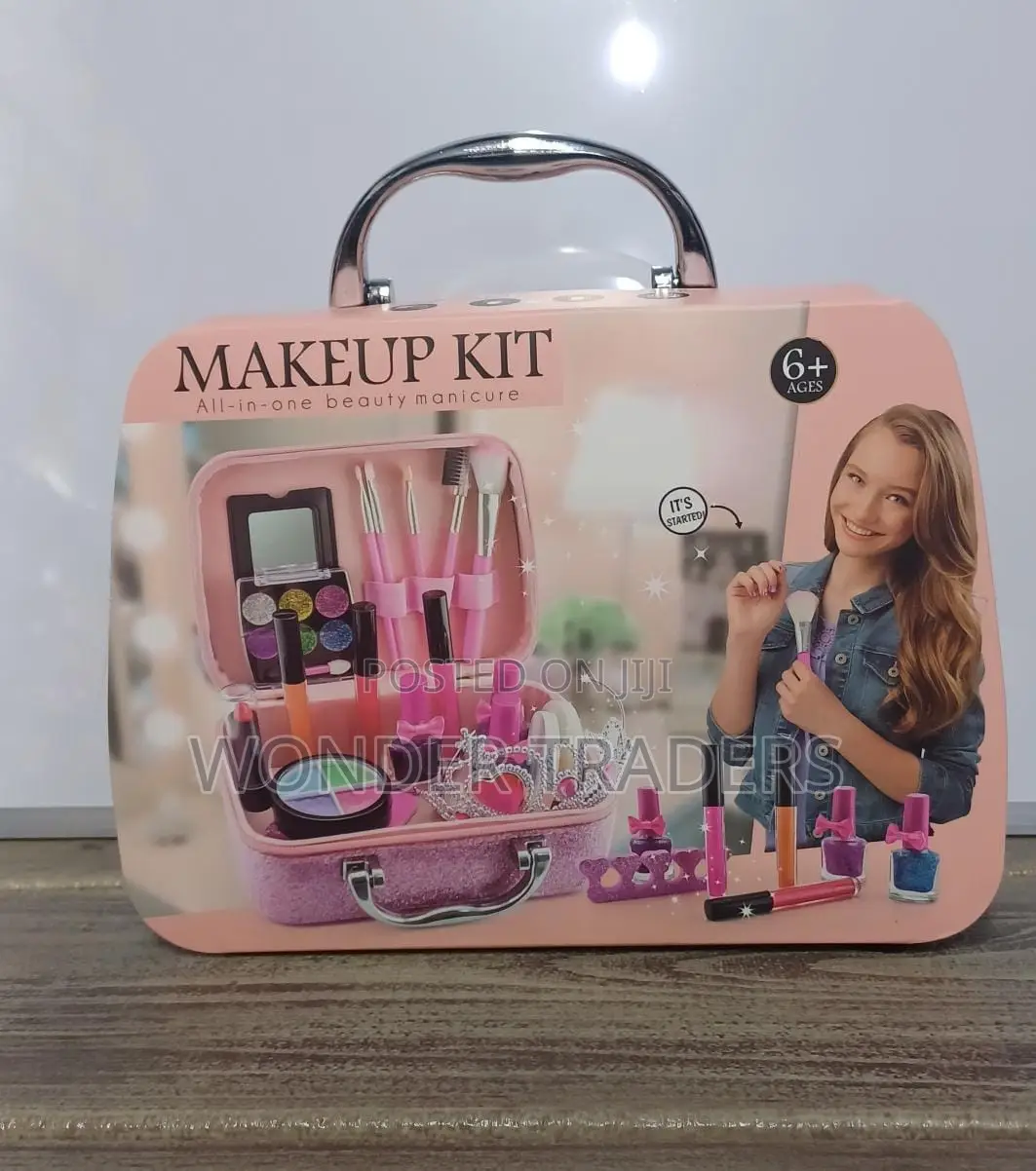 *Make Up Kit*
 *Make Up Kit*