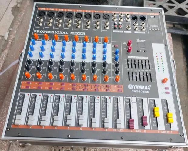 Yamaha CMX802USB 8channel Briefcase Powered Mixer