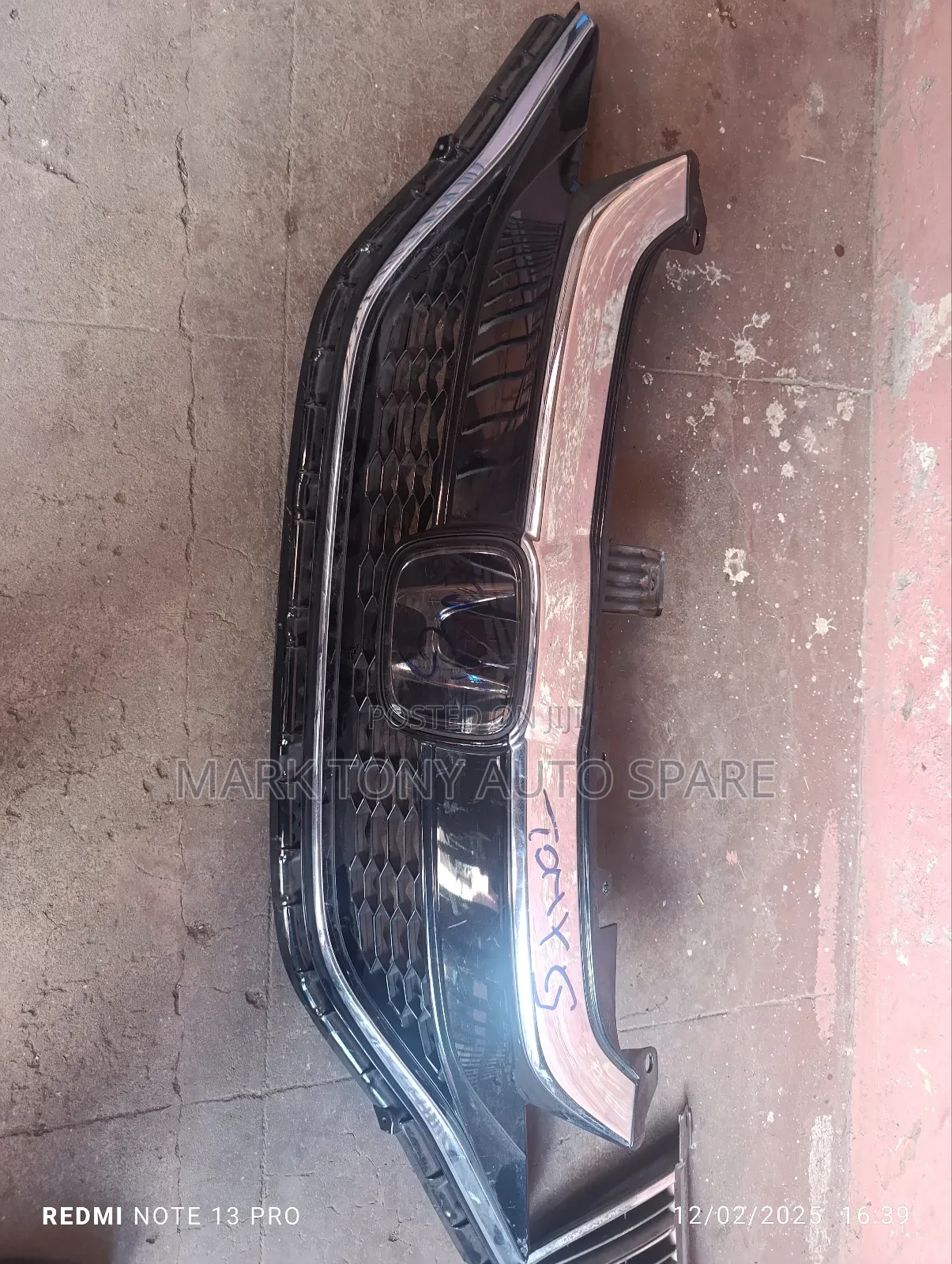 Honda Fit 2018 Grill (Log Glass)