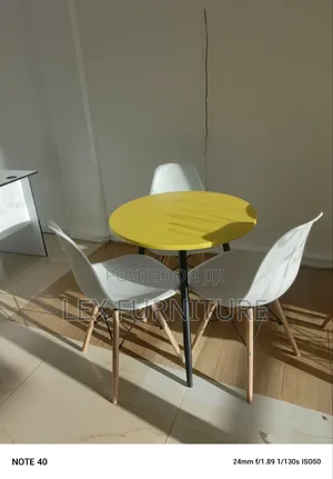 Round White Dinning Table Plu Chairs